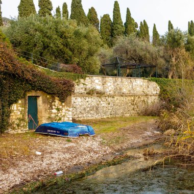 Eski tekne bağlandı.