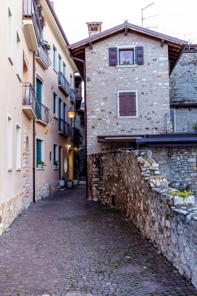 Antiguos edificios de Torri del Benaco — Foto de Stock