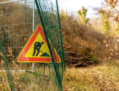 Ormanın ortasındaki bir patikada tabelayla uğraşıyoruz..