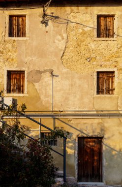 Marano, İtalya - 02: 13: 2021 Santa Maria di Valverde 'nin mabedi dağın tepesinde ve Marano ve Fumane' nin iki vadisine hakimdir..