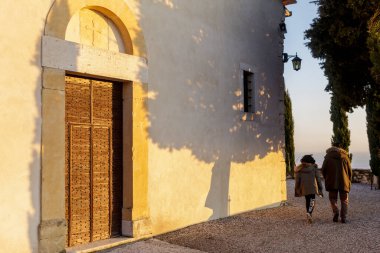 Marano, İtalya - 02: 13: 2021 Santa Maria di Valverde 'nin mabedi dağın tepesinde ve Marano ve Fumane' nin iki vadisine hakimdir..