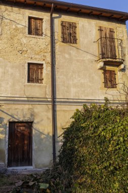 Marano, İtalya - 02: 13: 2021 Santa Maria di Valverde 'nin mabedi dağın tepesinde ve Marano ve Fumane' nin iki vadisine hakimdir..