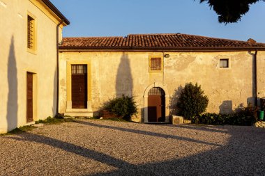 Marano, İtalya - 02: 13: 2021 Santa Maria di Valverde 'nin mabedi dağın tepesinde ve Marano ve Fumane' nin iki vadisine hakimdir..