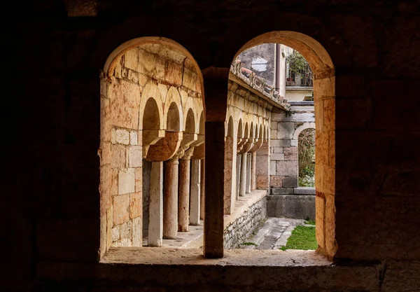 San Giorgio di Valpolicella, İtalya - 02 22 2021: Hıristiyan dönemine dayanan manastır sütunları