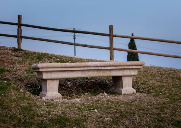 Verona 'da San Giorgio di Valpolicella' da bir tepede mermer bir bank.