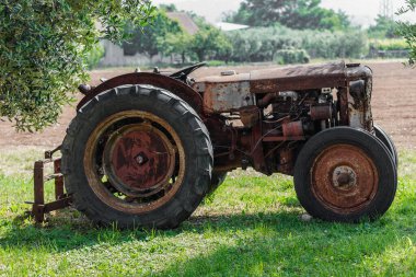 Kullanılmayan eski bir traktör