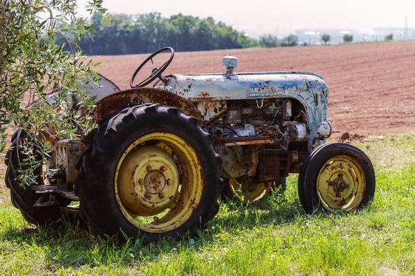 Старий невикористаний трактор — стокове фото