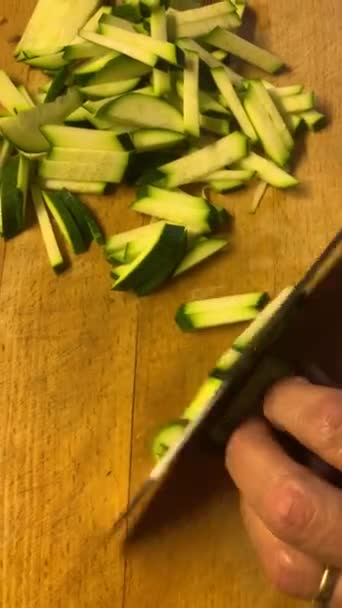 Frau schneidet Zucchini zu Hause — Stockvideo