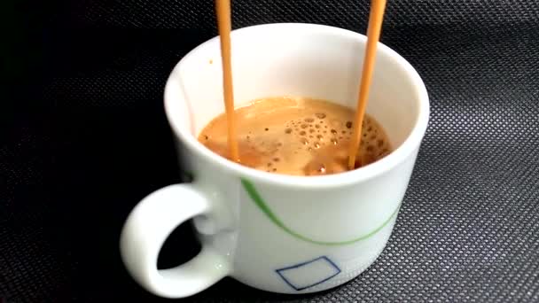 Espresso koffie valt in een kopje — Stockvideo