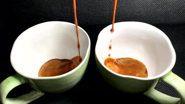 Espresso kahvesi fincana dökülüyor. — Stok video