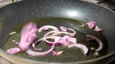 Tavada kırmızı soğan