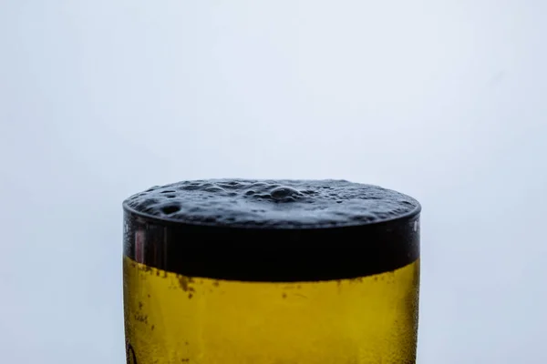 Köpüklü bir bardak bira
