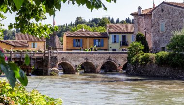 Eski köye bir göz atalım.