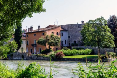 Eski köye bir göz atalım.