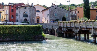 Eski köye bir göz atalım.