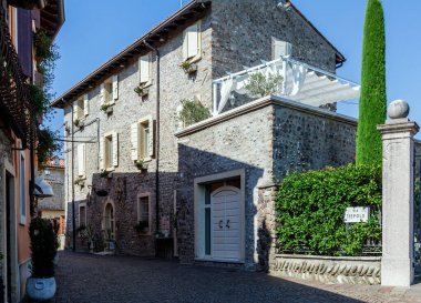 Eski köye bir göz atalım.