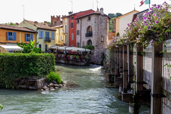 Eski köye bir göz atalım.