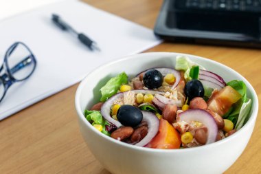 Beyaz bir porselen kasede salata.