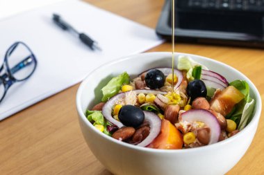 Beyaz bir porselen kasede salata.