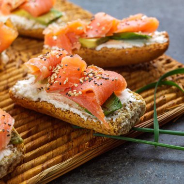 Somon ve avokado ekmeği.