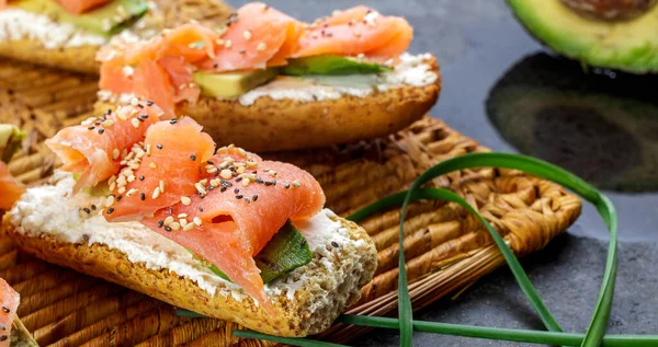 Een zalm en avocado crouton Stockfoto