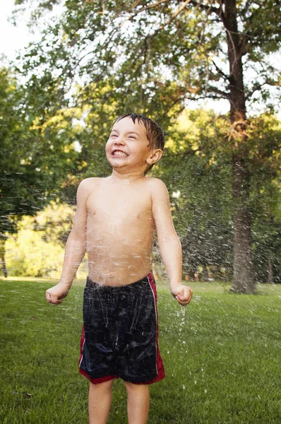 Su ile püskürtülerek çocuk