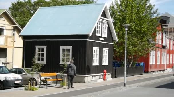 Gente caminando en el centro de Reikiavik. Islandia — Vídeos de Stock