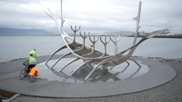 Рейкьявик, Исландия, Скульптура Солнце Вояджер — стоковое видео
