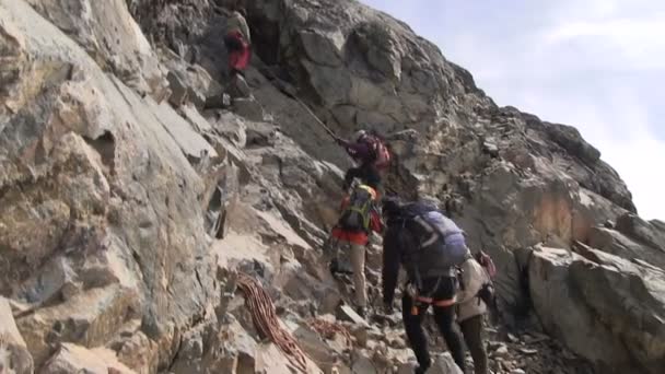 A ascensão dos alpinistas na corda . — Vídeo de Stock