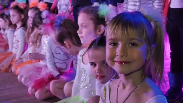 Dançarina antes de seu discurso no Festival de Música Infantil — Vídeo de Stock