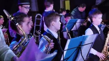 Çocuk Caz Orkestrası tiyatroda bir Müzik Festivali sırasında gerçekleştirir.