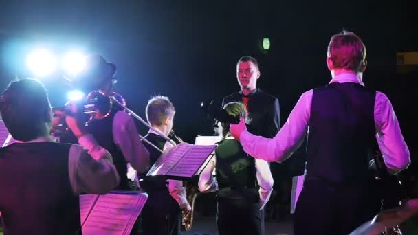 Çocuk Caz Orkestrası tiyatroda bir Müzik Festivali sırasında gerçekleştirir. — Stok video