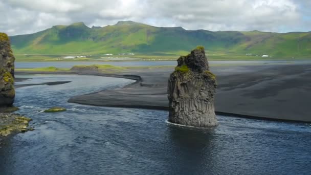 Gyönyörű rock formáció a fekete vulkáni strandon a Cape Dyrholaey, Izland. — Stock videók