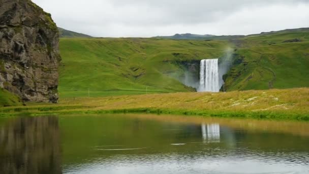 La célèbre cascade de Skogarfoss dans le sud de l'Islande .