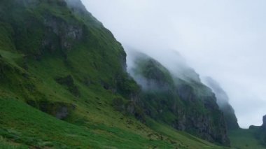 Yeşil dağların bir sisin içinde. İzlanda.