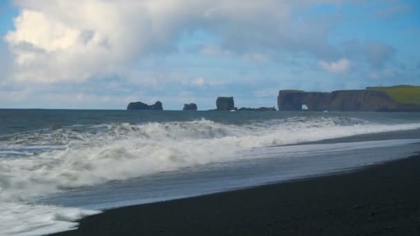 Dyrholaey, playa volcánica en la costa sur de Islandia . — Vídeos de Stock