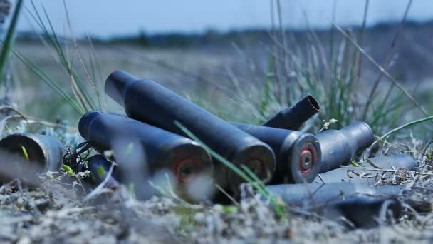 De lege machinegeweer schelpen in het gras — Stockvideo