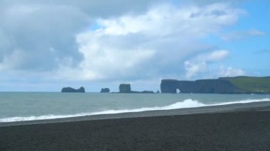 Dyrholaey, İzlanda'nın güney kıyılarında volkanik kumsalda.