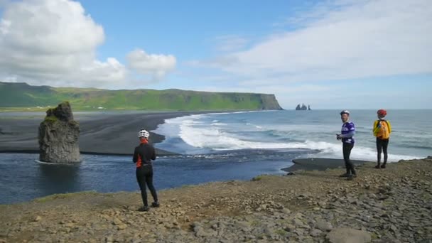 Bela formação rochosa em uma praia vulcânica preta em Cape Dyrholaey, Islândia . — Vídeo de Stock