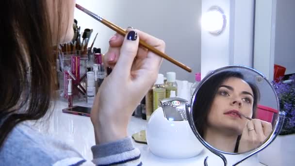 Belleza mujer aplicando maquillaje . — Vídeo de stock