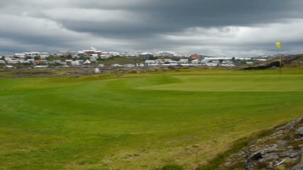 Un campo de golf en Islandia — Vídeo de stock