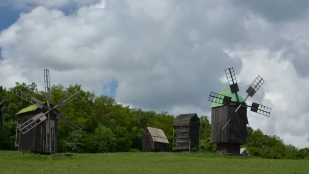 Velhos moinhos de vento. Nuvens . — Vídeo de Stock