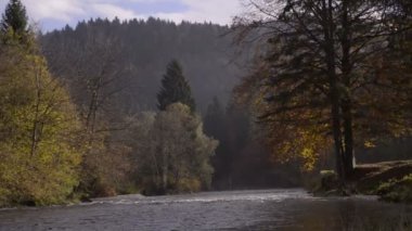 Sava Bohinjka nehir. Triglav. Dağlar. Sonbahar