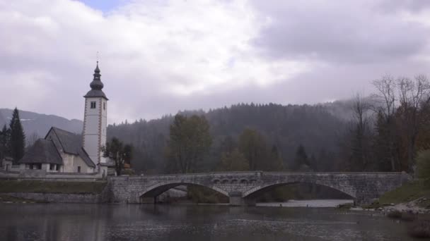 Lago Bohinj.Triglav. Lago Bohinj.Triglav. Igreja. Ponte — Vídeo de Stock