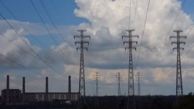 Bulutlar ile elektrik direkleri.