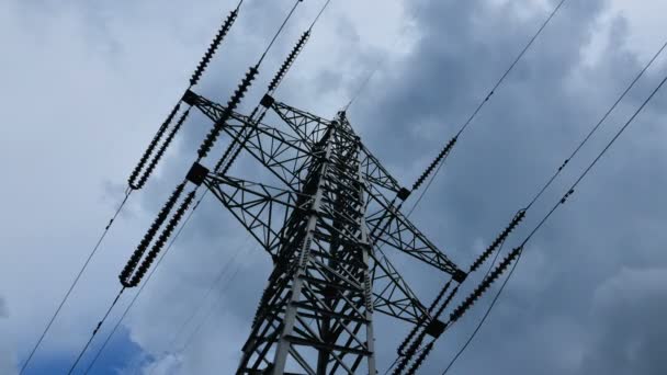 Eletricidade Pylon com céu tempestuoso — Vídeo de Stock