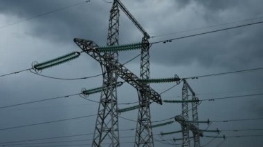 Bulutlar elektrik direkleri üzerine hareketi