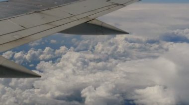 Bulutların üzerinde jet uçak kanadının görünümü