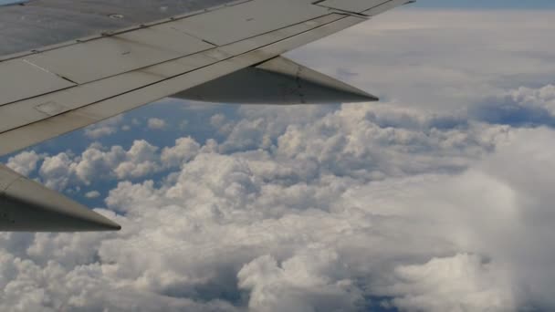 Vue de l'aile de l'avion à réaction au-dessus des nuages — Video