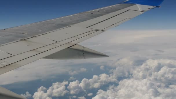 Nuvens sob a asa da aeronave . — Vídeo de Stock